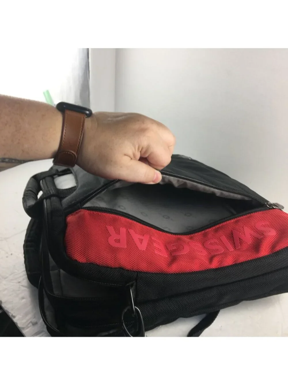 SWISSGEAR ANTHEM BLACK RED LAPTOP NOTEBOOK MESSENGER BAG 16
